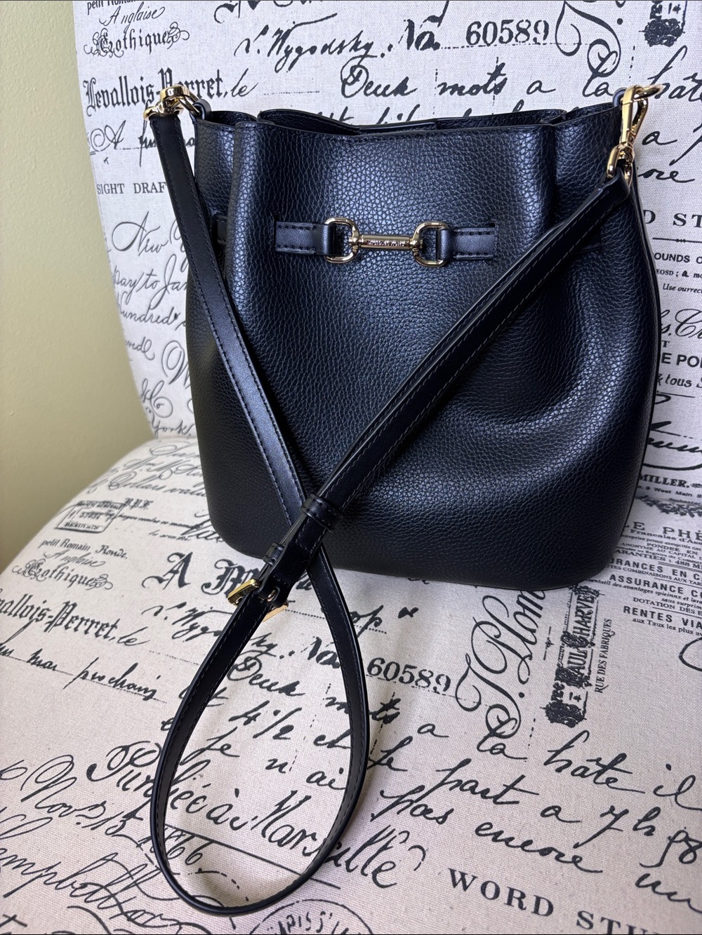 Michael Kors Carson Medium
Signature Logo Convertible Bucket
Crossbody Bag